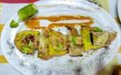 Millefoglie di pesce spada con scamorza affumicata e zucchine gratinate su un crostino alla curcuma al profumo di bergamotto.